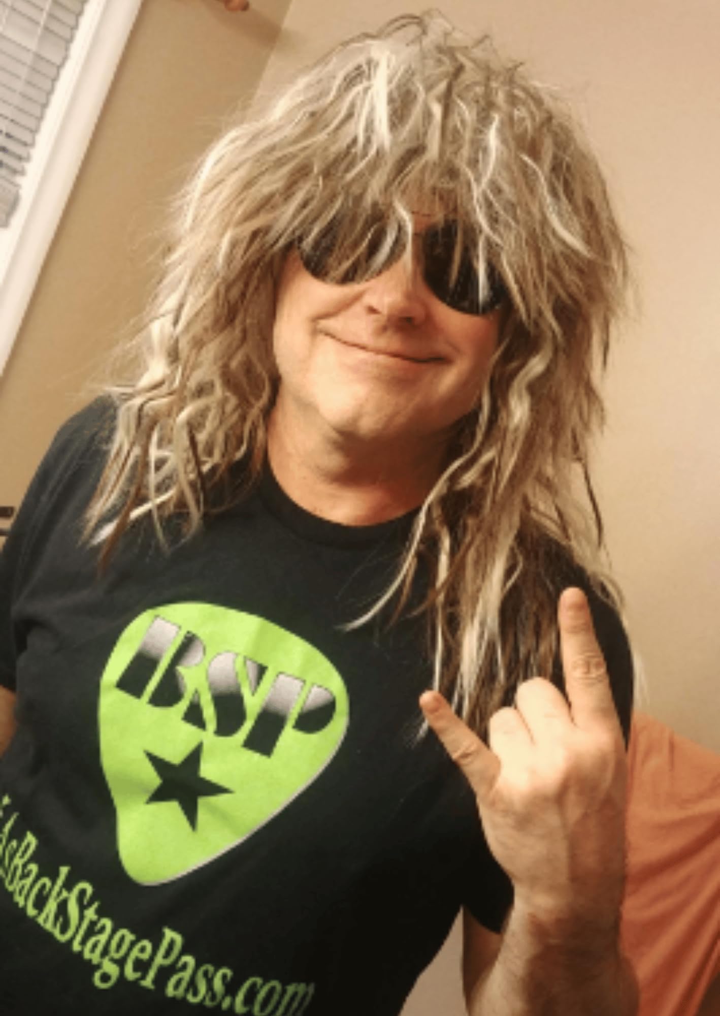 ALLAURA Compatible with Sonny Bono Wig – 60s 70s Men’s Short Brown Wig + Mustache for Hippie, Singer, TV Star, Cop, Detective Costumes – Liberty Duo, Limu & Doug, Uncle Rico, Retro Halloween Outfit