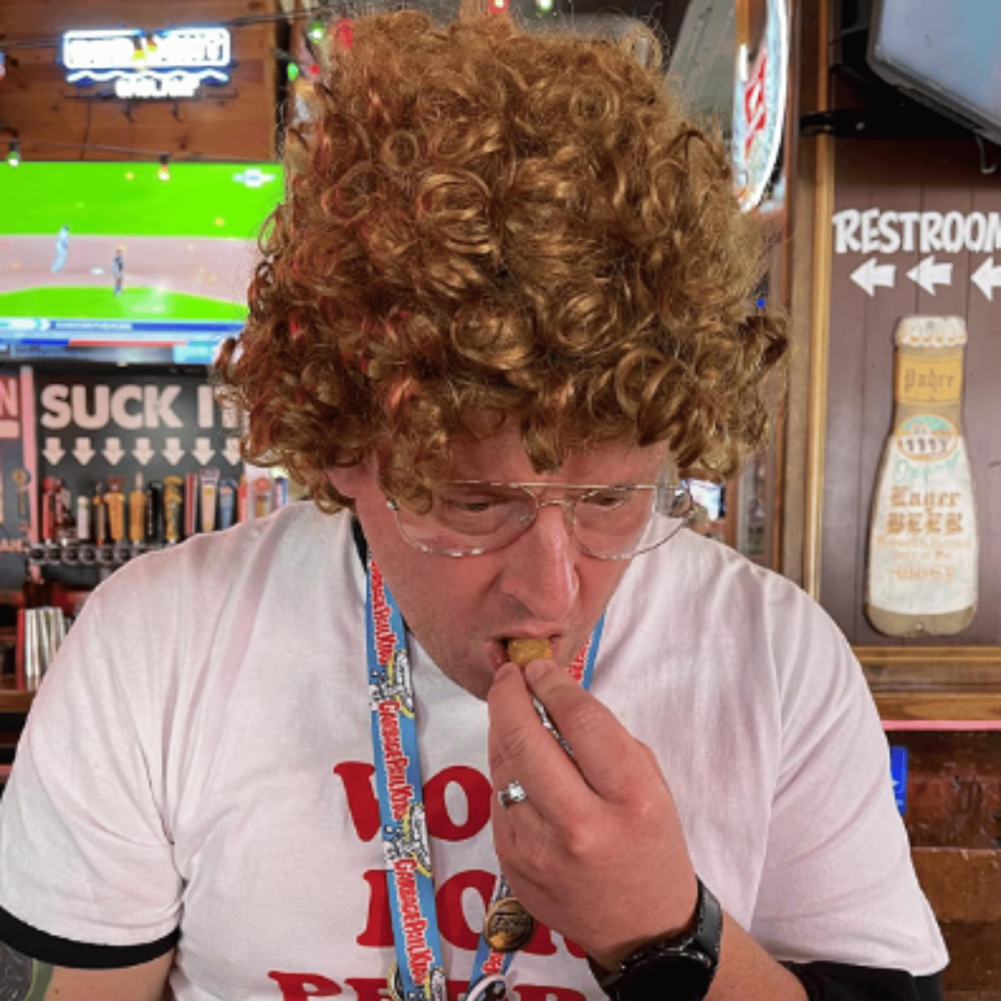 ALLAURA Compatible with Sonny Bono Wig – 60s 70s Men’s Short Brown Wig + Mustache for Hippie, Singer, TV Star, Cop, Detective Costumes – Liberty Duo, Limu & Doug, Uncle Rico, Retro Halloween Outfit